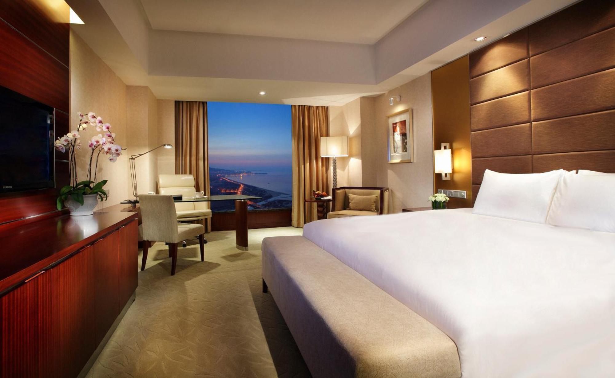 Crowne Plaza Yantai Sea View By Ihg Hotel Exterior photo